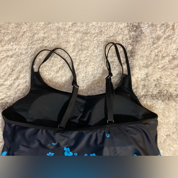 Plus size tankini top size 18W black & blue flowy material built in bra swimwear - Picture 5 of 6